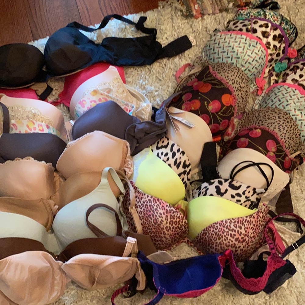 20 bras 36c  Victoria secret  3 brand new